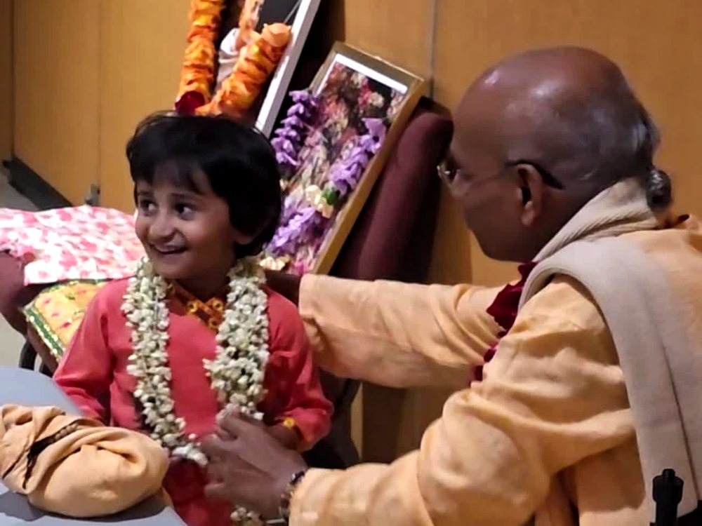 Honouring Mahārāja during the program
